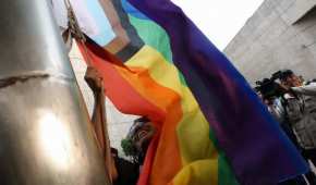 Activistas cambiaron la bandera de México por una bandera gay