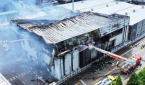 El fuego comenzó después de que explotaran baterías cuando los trabajadores las estaban revisando y empacando