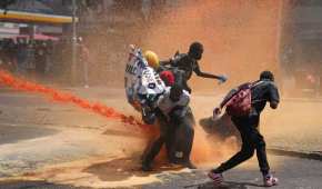 Policías han atacado a los manifestantes kenianos con municiones reales y gas lacrimógeno