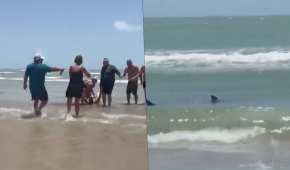 En los videos tomados por bañistas se aprecia el momento en que la mujer es sacada del agua, con heridas