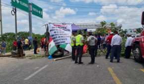 Pobladores cerraron las vialidades con troncos, autos y hasta toldos