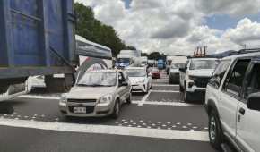 El bloqueo ha generado una fila kilométrica de autos en la vialidad