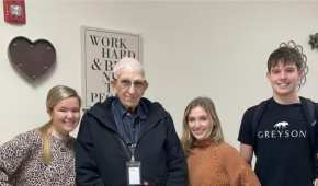 A sus 80 años de edad, James Gailey seguía trabajando como conserje en su escuela