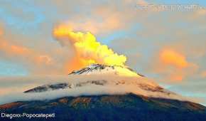 El volcán mexicano amaneció vestido de blanco y acompañado de nubes