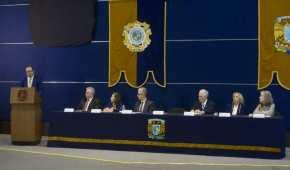 El rector encabezó la inauguración de los foros de debate en la Universidad