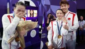 Liu le regaló a Huang con un ramo de flores, antes de arrodillarse