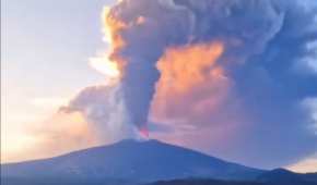 El Instituto Nacional de Geofísica y Vulcanología de Catania, una nube volcánica alcanzó una altura máxima de unos 10 km