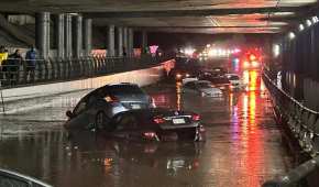 Los autos quedaron debajo del agua; conductores abandonaron las unidades