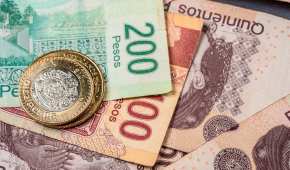 En ventanillas bancarias, el dólar se cotiza en 19.76 unidades por dólar