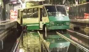 Un chofer intentó esquivar las inundaciones pero se quedó atorado en el Tren Ligero