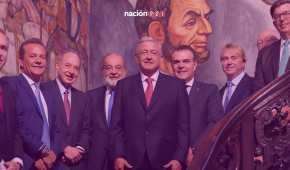 Una fotografía de AMLO con la clase empresarial; al centro Carlos Slim, el hombre más rico de México