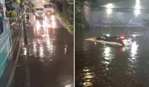 Un auto quedó debajo del agua en el bajopuente de Periférico sur