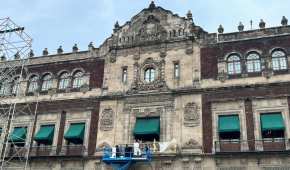 Trabajadores alistan el barandal, a días de que el Presidente dé su último Grito de Independencia