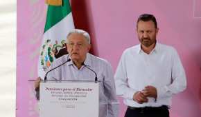 En la foto, AMLO junto al gobernador panista de Querétaro, Mauricio Kuri González