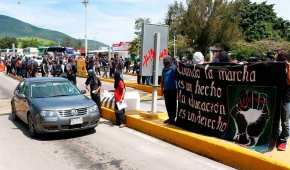 Los jóvenes repartieron volantes explicando las razones de la manifestación