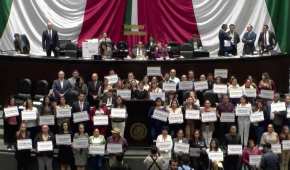 Legisladores oficialistas subieron a tribuna para mostrar su apoyo a la modificación