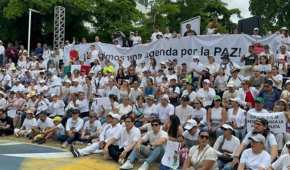 Vestían de blanco y otros portaban banderas blancas, llevaban pancartas con mensajes como “Queremos Paz”