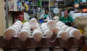 El paquete de 24 huevos pasó de 75 pesos a 150; el jitomate está por los cielos