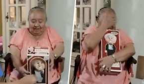 La abuelita fue muy feliz con su réplica de peluche de AMLO