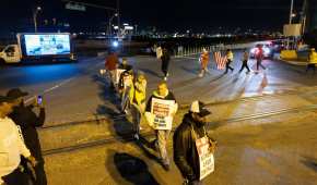 Los trabajadores comenzaron a hacer piquetes en el puerto de Filadelfia poco después de la medianoche