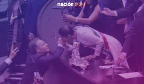 Ayer, durante su toma de protesta en la Cámara de Diputados, fue captado el momento en que besó al senador en la mano