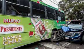 El presunto asaltante quedó prensado entre la camioneta y un microbús