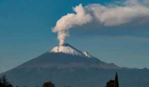 Sigue emitiendo vapor de agua y gases, por lo que decidieron suspender actividades aéreas