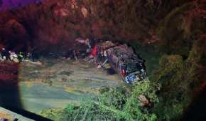 El autobús volcó y cayó a un barranco de más de 10 metros