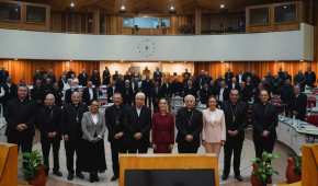 La mandataria compartió una serie de fotografías junto a los obispos y clérigos miembro del Episcopado