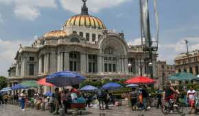 Los comerciantes se han distribuido en la explanada del recinto cultural