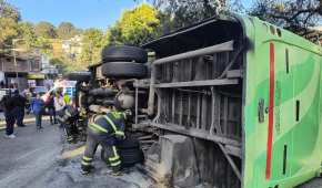 El chofer del camión escapó tras la volcadura que dejó a 32 heridos