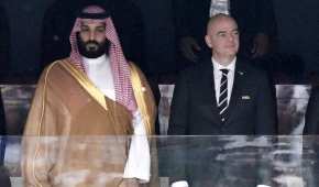 El príncipe heredero de Arabia Saudí, Mohammed bin Salman (izq) y el presidente de la FIFA, Gianni Infantino (der)